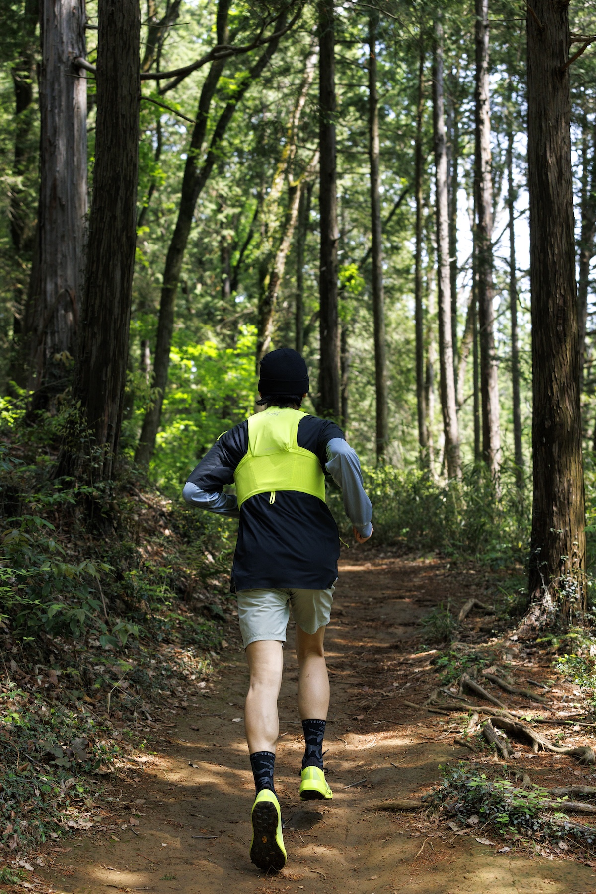 〈ARC'TERYX TRAIL〉の《SYLAN 2》を履いて走る後ろ姿。