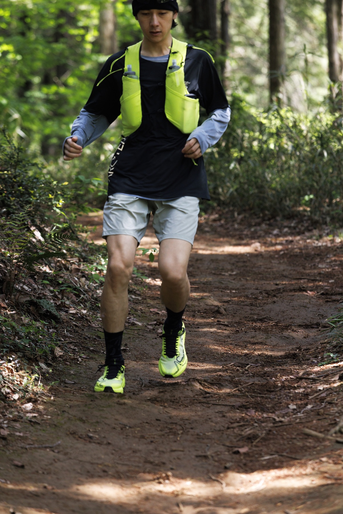 〈ARC'TERYX TRAIL〉の《SYLAN 2》を履いて下り坂を駆け降りる。