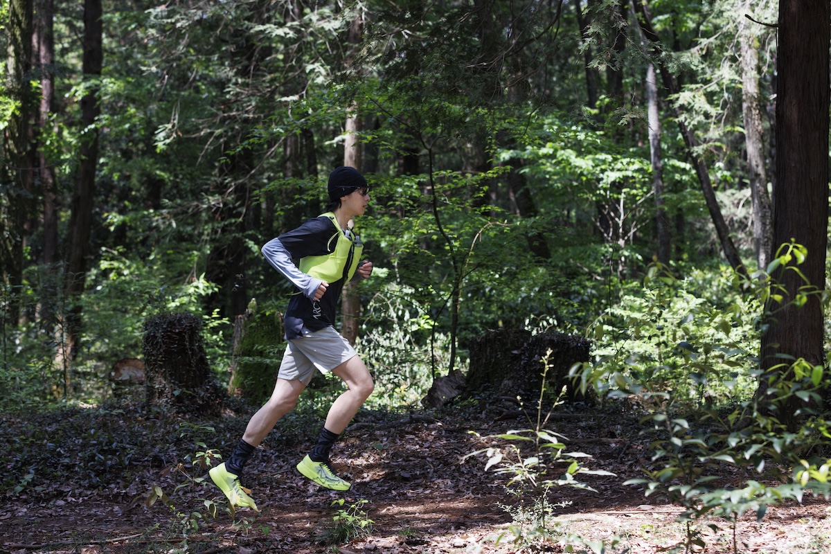 〈ARC'TERYX TRAIL〉の《SYLAN 2》を履いて走る。