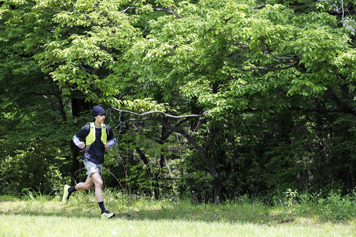平地「ほほ笑みの丘」を〈ARC'TERYX TRAIL〉の《SYLAN 2》を履いてを履いて走る。