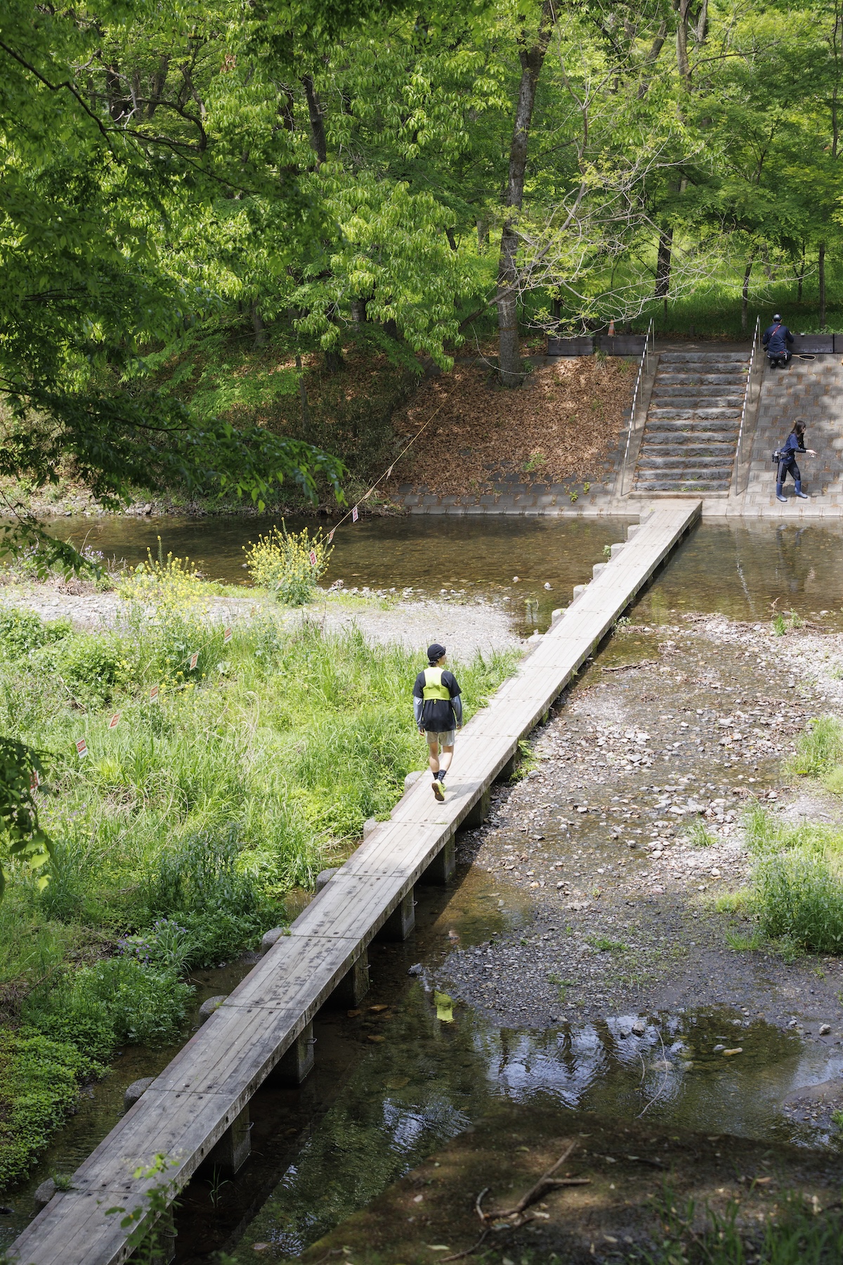 〈ARC'TERYX TRAIL〉の《SYLAN 2》を履いて、高麗川のドレミファ橋を横断。