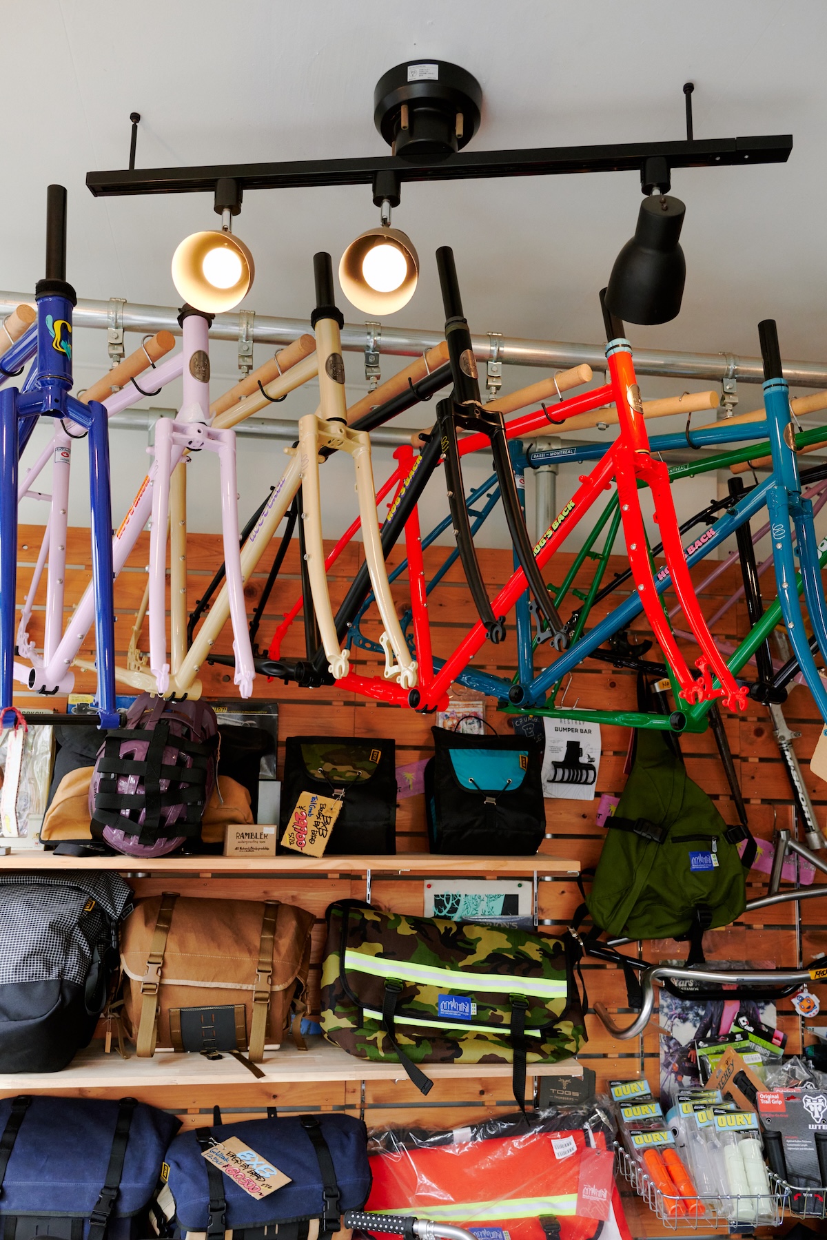 自転車ショップ〈Crumbworks〉の店内。カラフルなフレームが並ぶ。