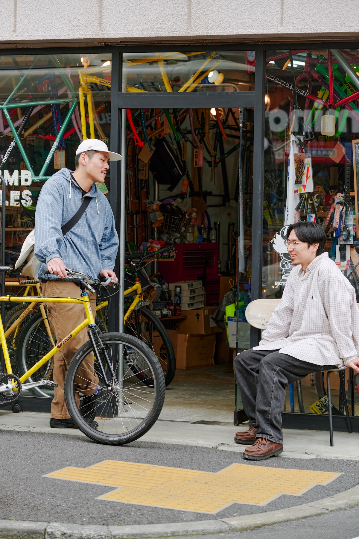 〈Crumbworks〉の店前で談笑する2人