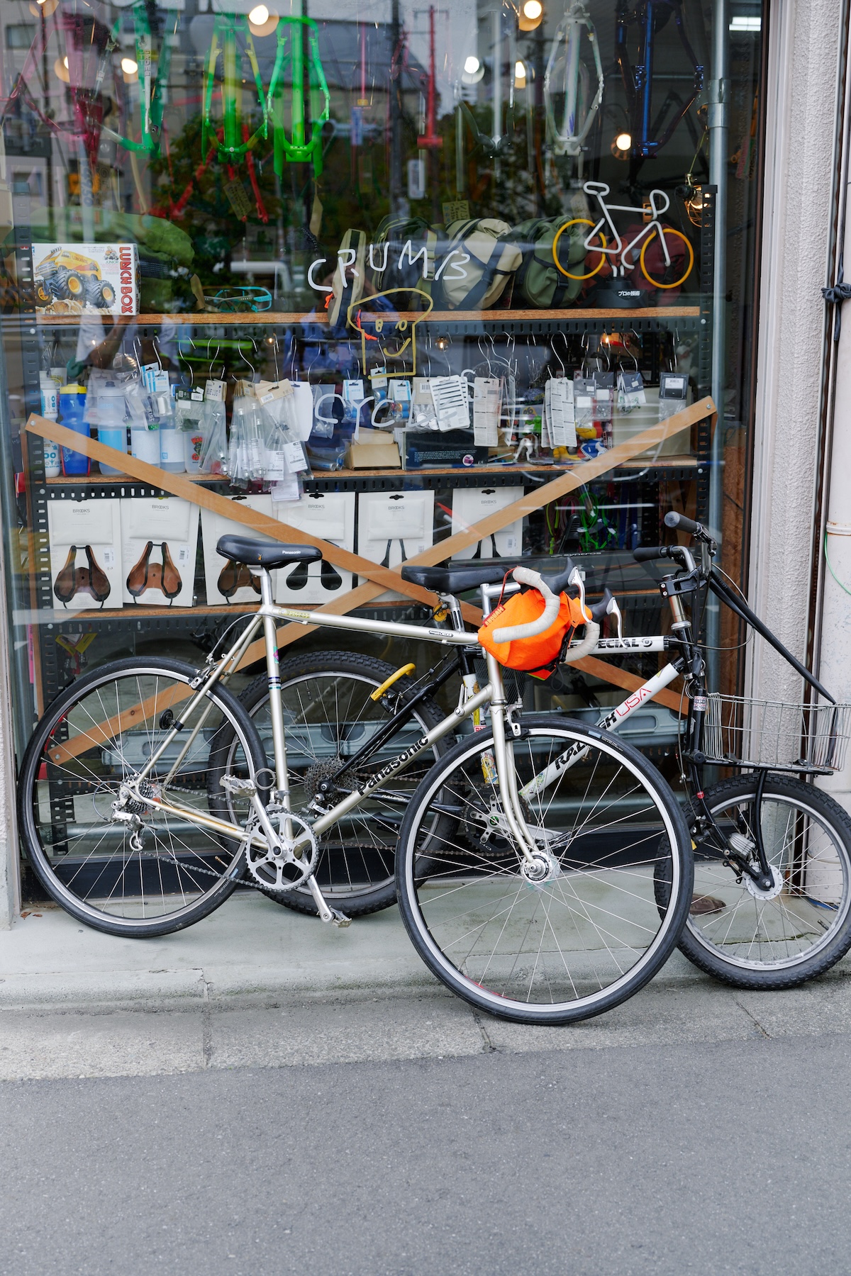 自転車ショップ〈Crumbworks〉の店前に並んだ自転車。