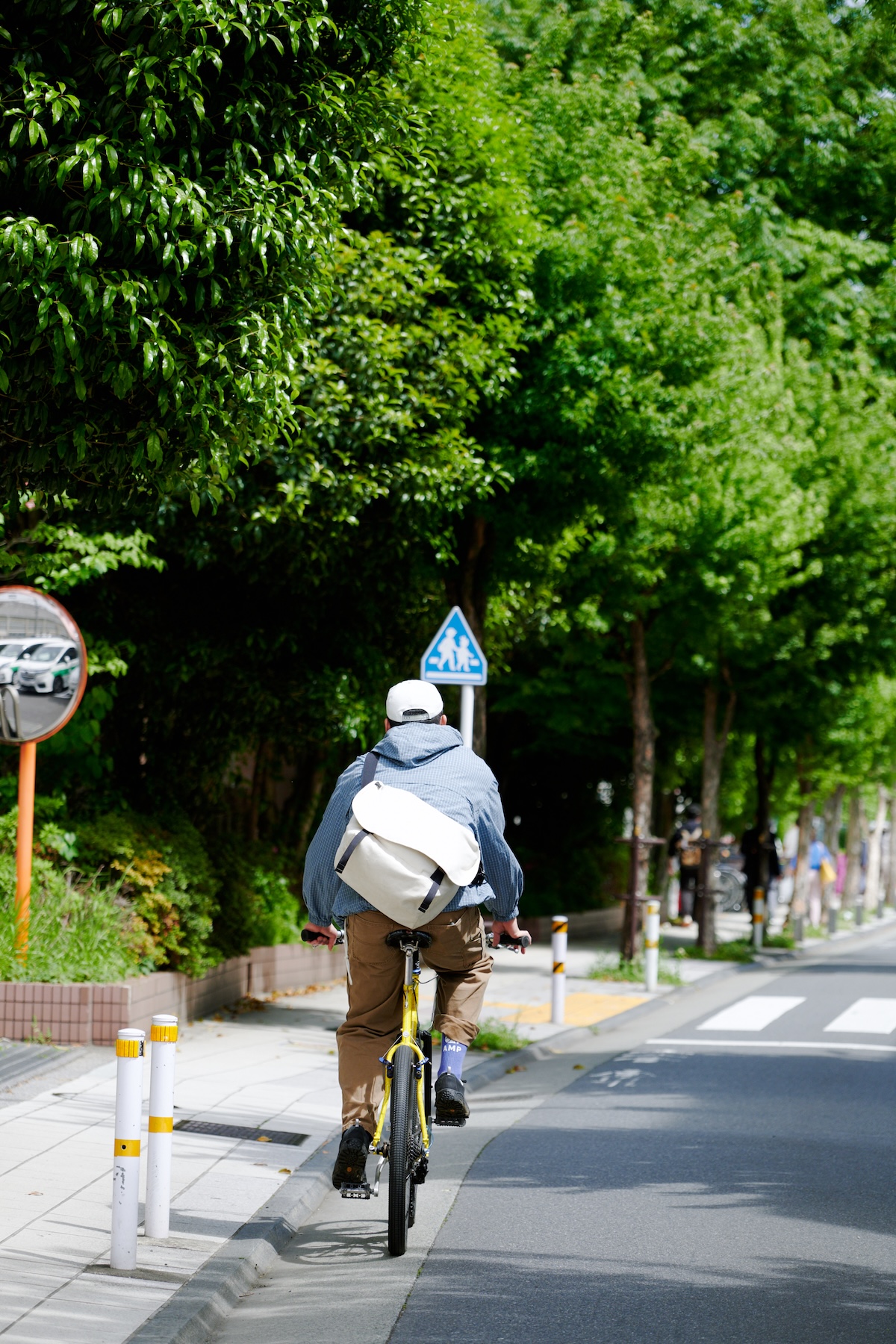 中野の街へ走り去る草原さん