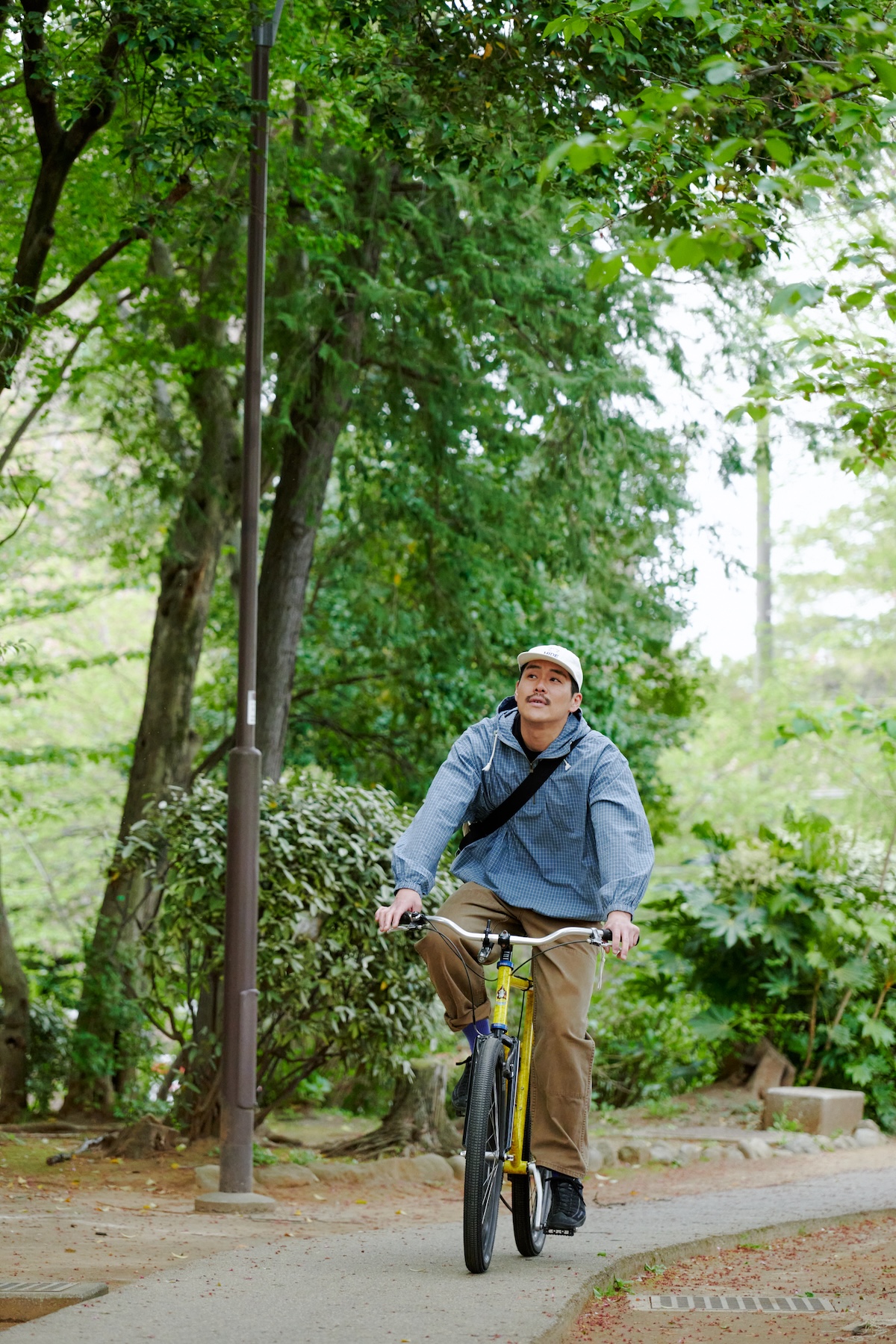 緑豊かな哲学堂公園を自転車で走る草原さん