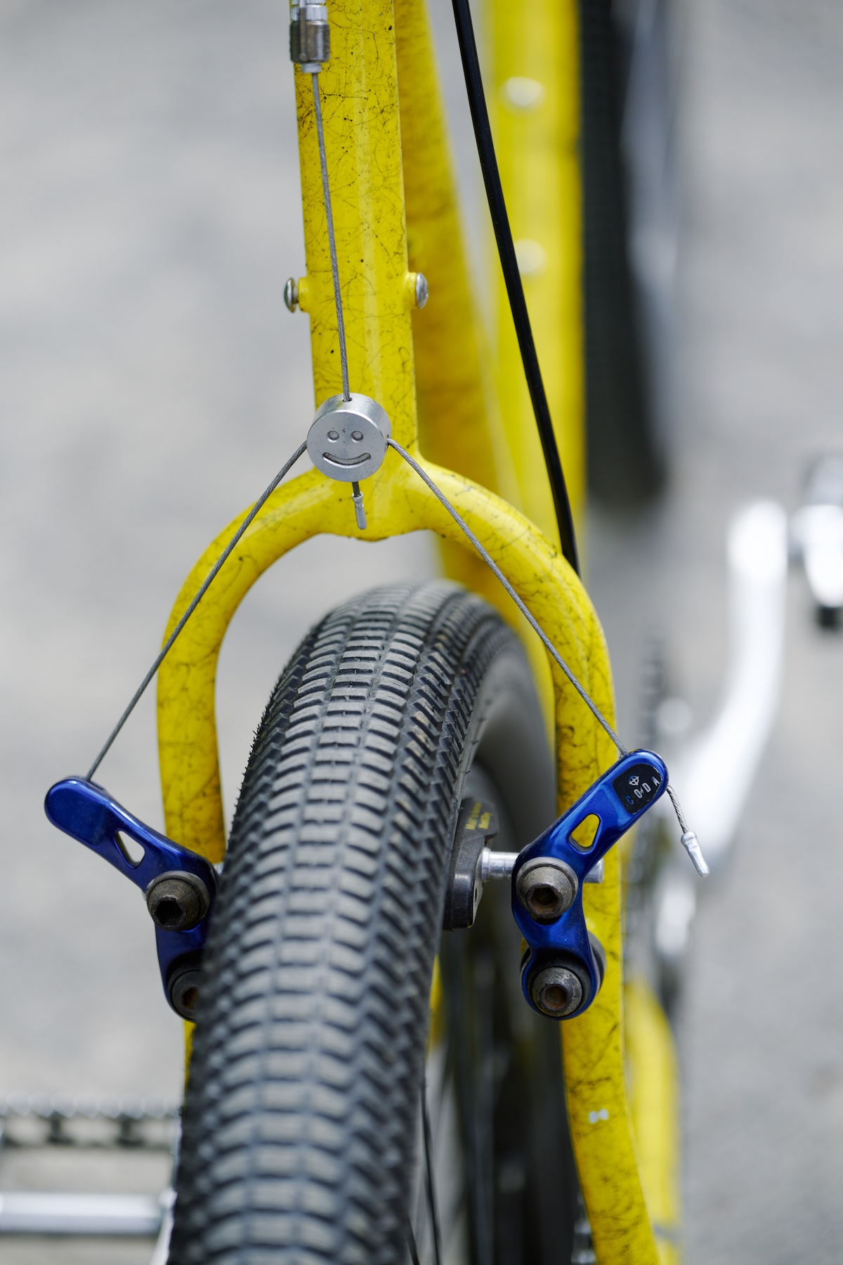 パーツは、以前乗っていた古い〈Cannondale〉のマウンテンバイクから乗せ替え。〈CODA〉のブレーキに、〈Magic Components〉のチドリがニコリ。