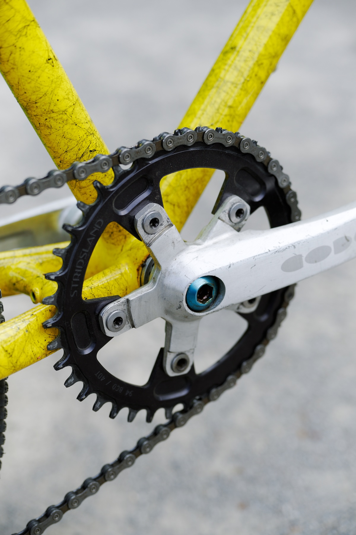 ヴィンテージバイクへの愛が詰まったパーツをつくる、デンマーク発〈STRIDSLAND〉のチェーンリング。チェーンが外れにくいナローワイドを採用し、古い名作パーツをいまの街乗りに気持ちよくフィットさせてくれる。