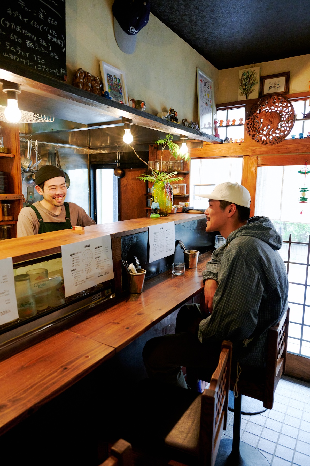 店主と話す草原さん
