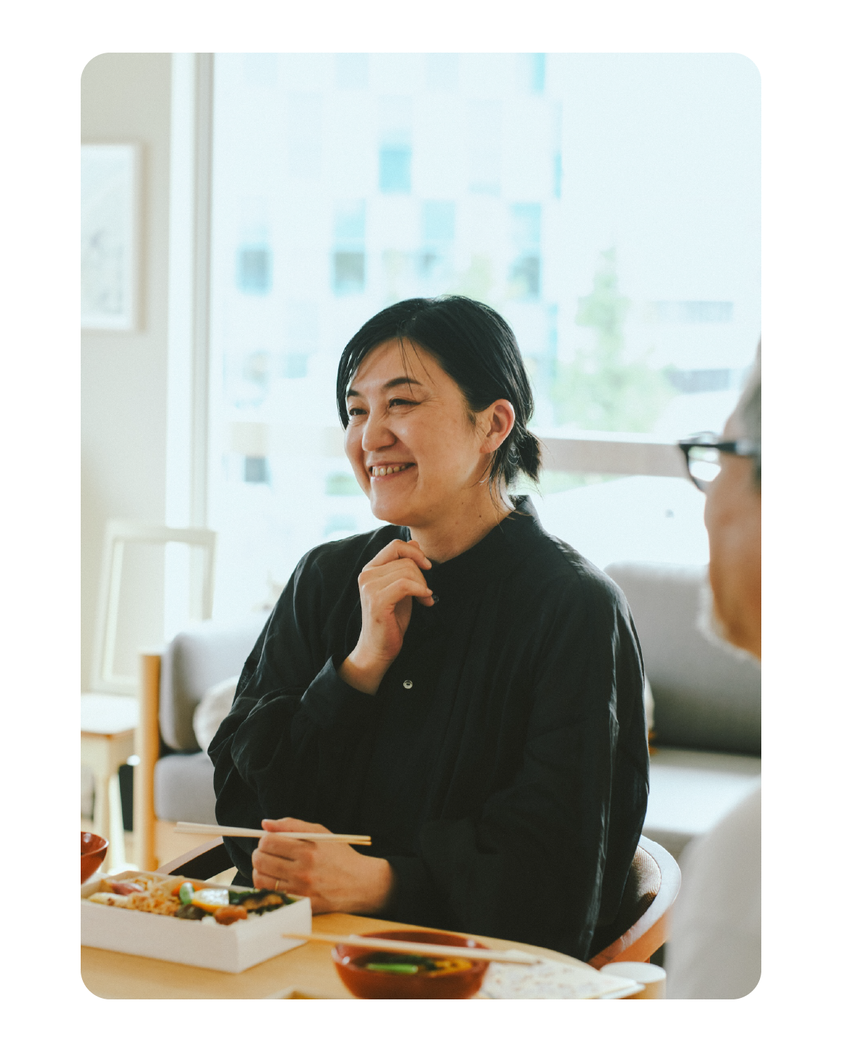お弁当を箸でつつきながら、大脇千加子さんと旅先で健康でいる方法を語り合う。｜麻生要一郎のテーブル・トーク