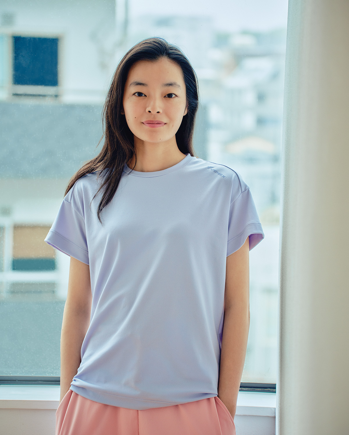 《スタンダードドライ+》 のTシャツとパンツを着用した女性