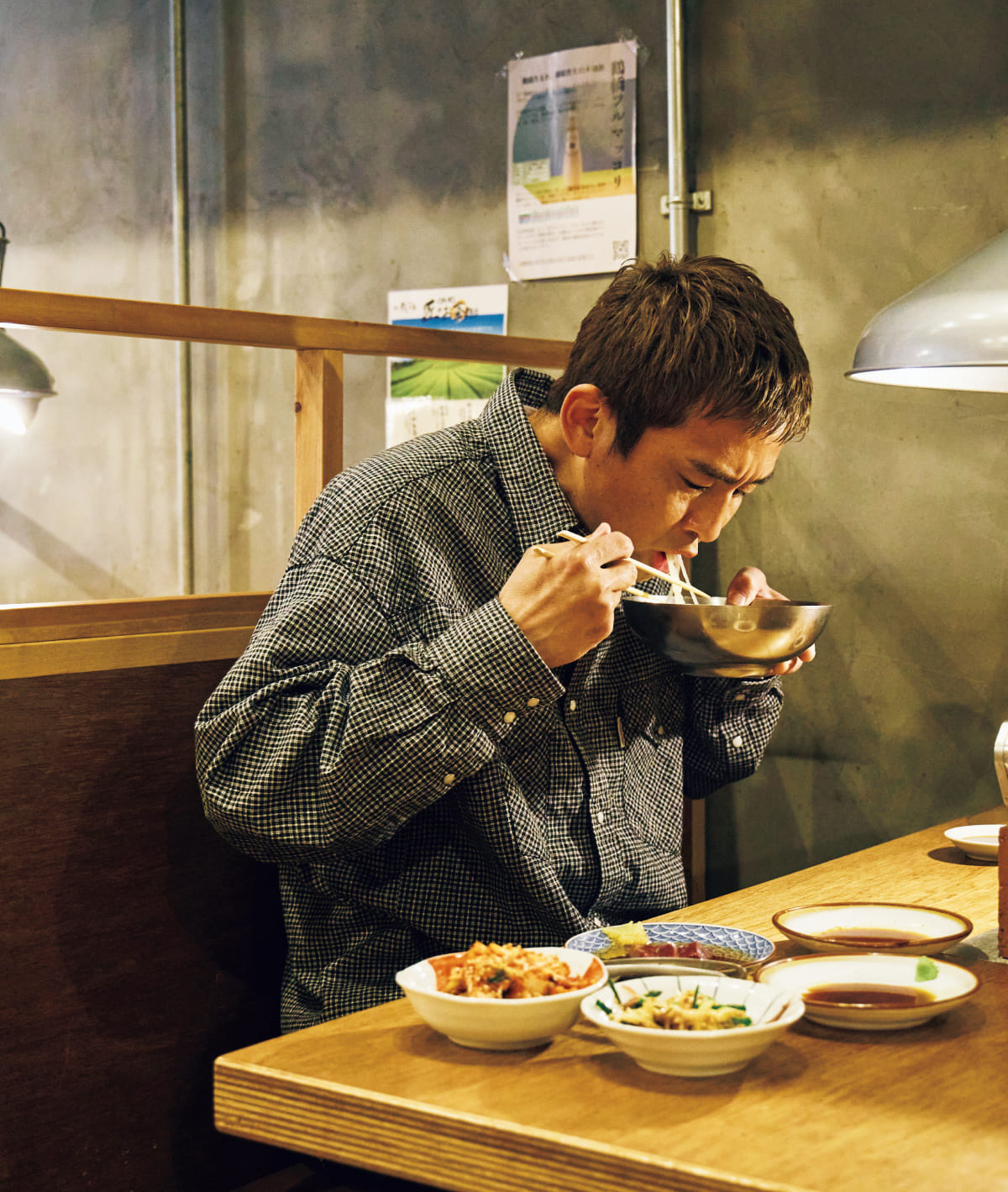 稲本潤一さんが冷麺を食べている様子