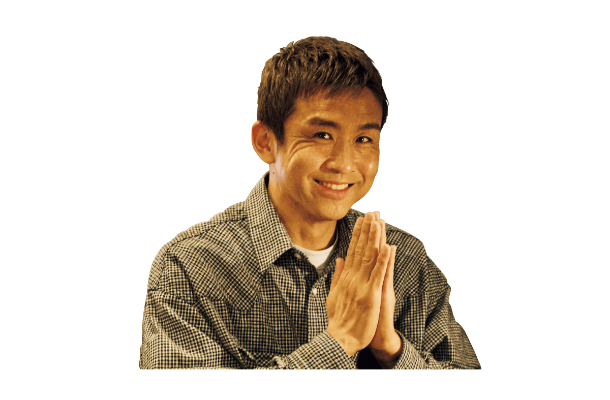 稲本潤一さんが手をあわせている様子
