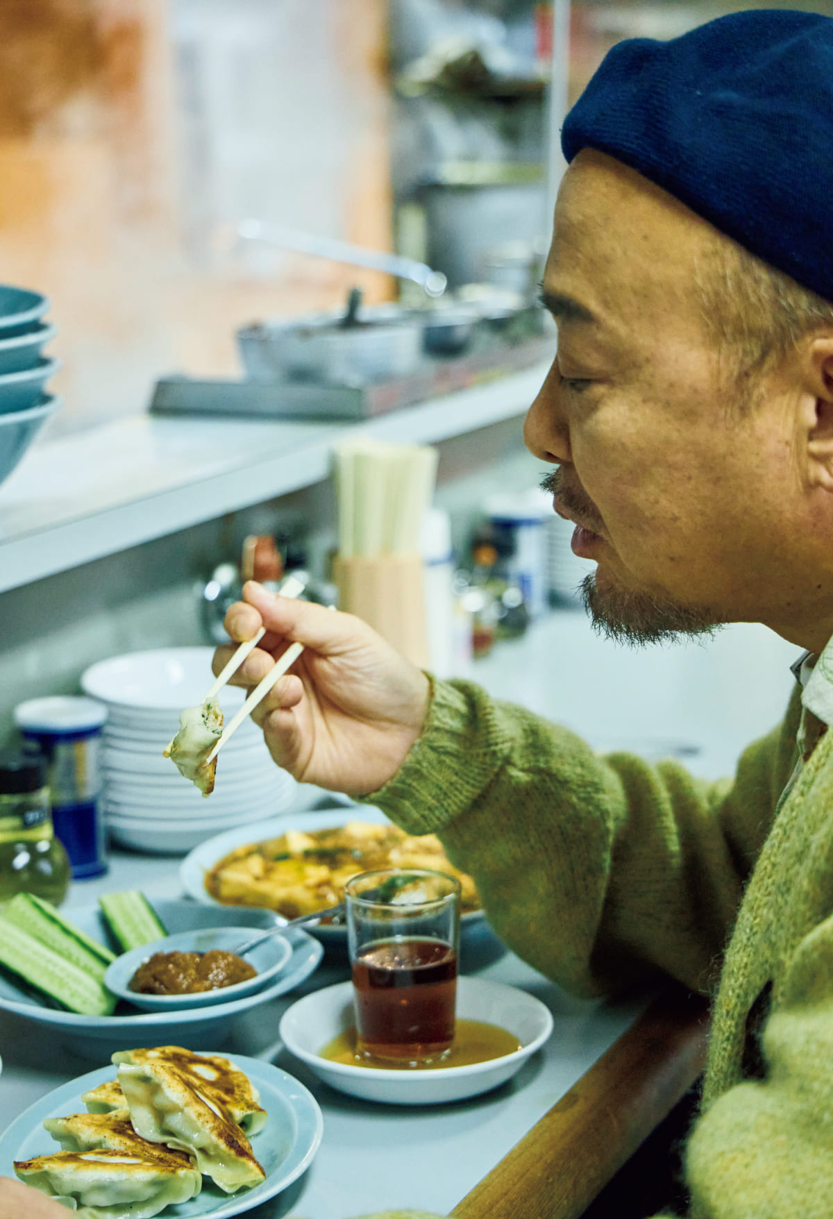 マキタスポーツさんが町中華をカウンターで食べている様子