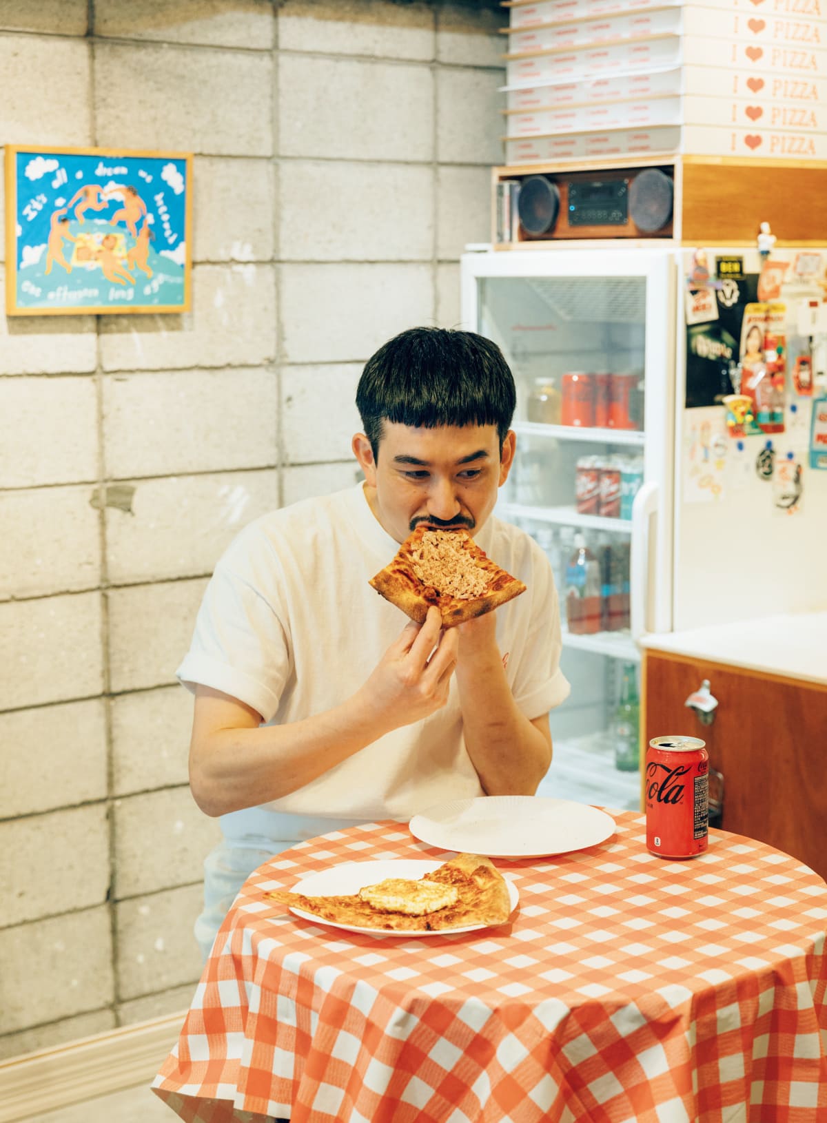ピザ職人・高橋政智さんがピザを頬張る様子