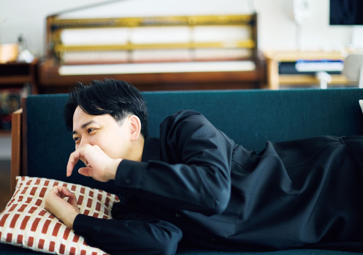 音楽家・江﨑文武さんがソファに寝ている様子