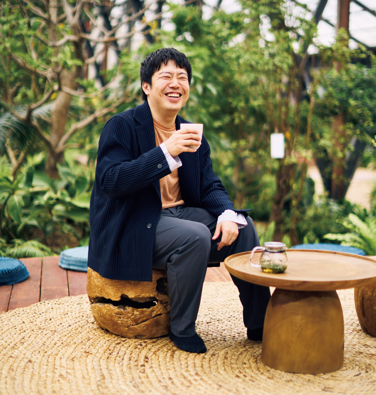 建築家・日高海渡さんがお茶を飲んでいる様子
