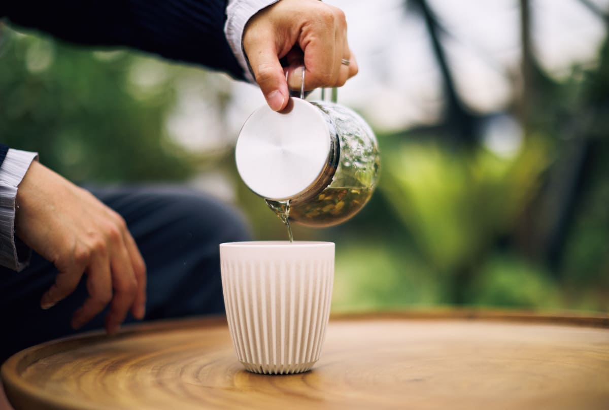 お茶を注ぐ様子
