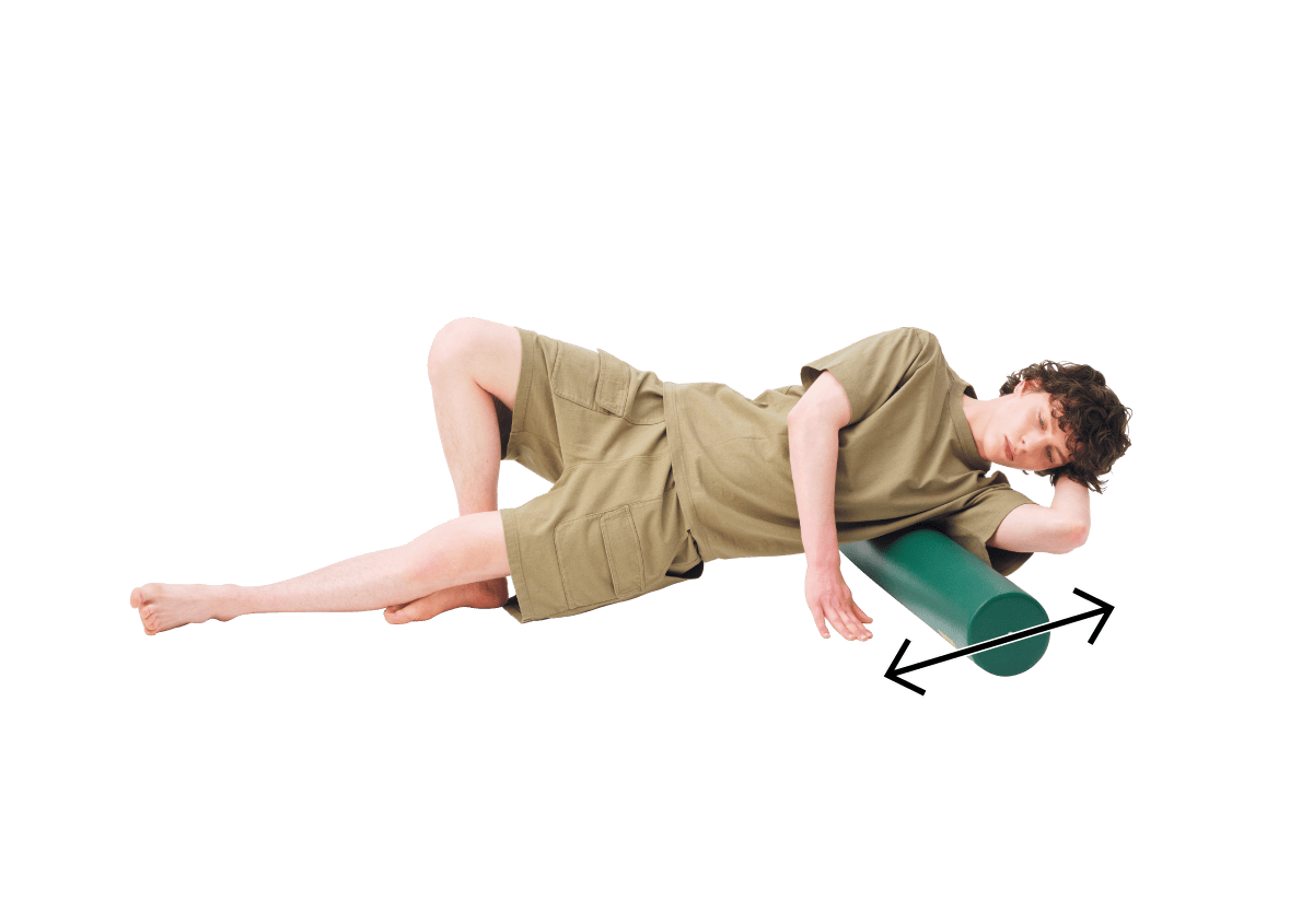 脇の下をストレッチポールでほぐしている様子
