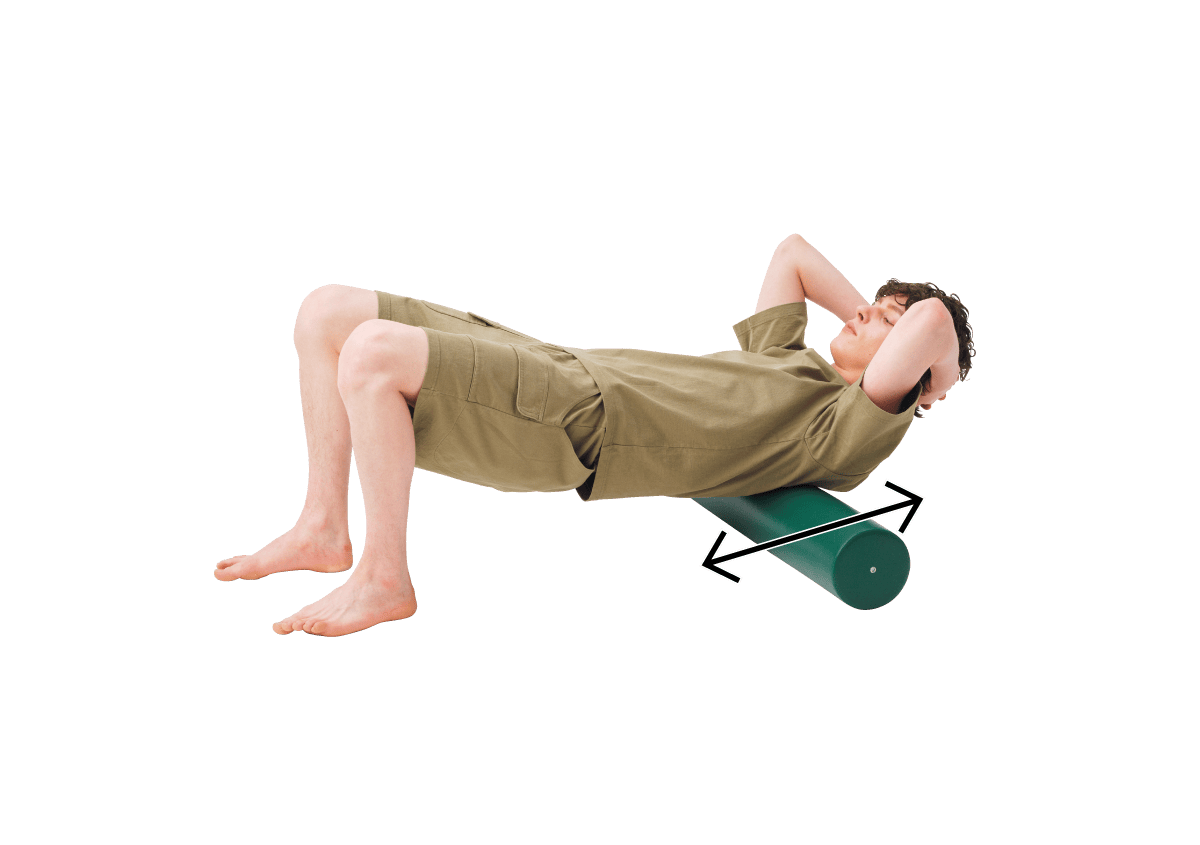 背中をストレッチポールでほぐしている様子