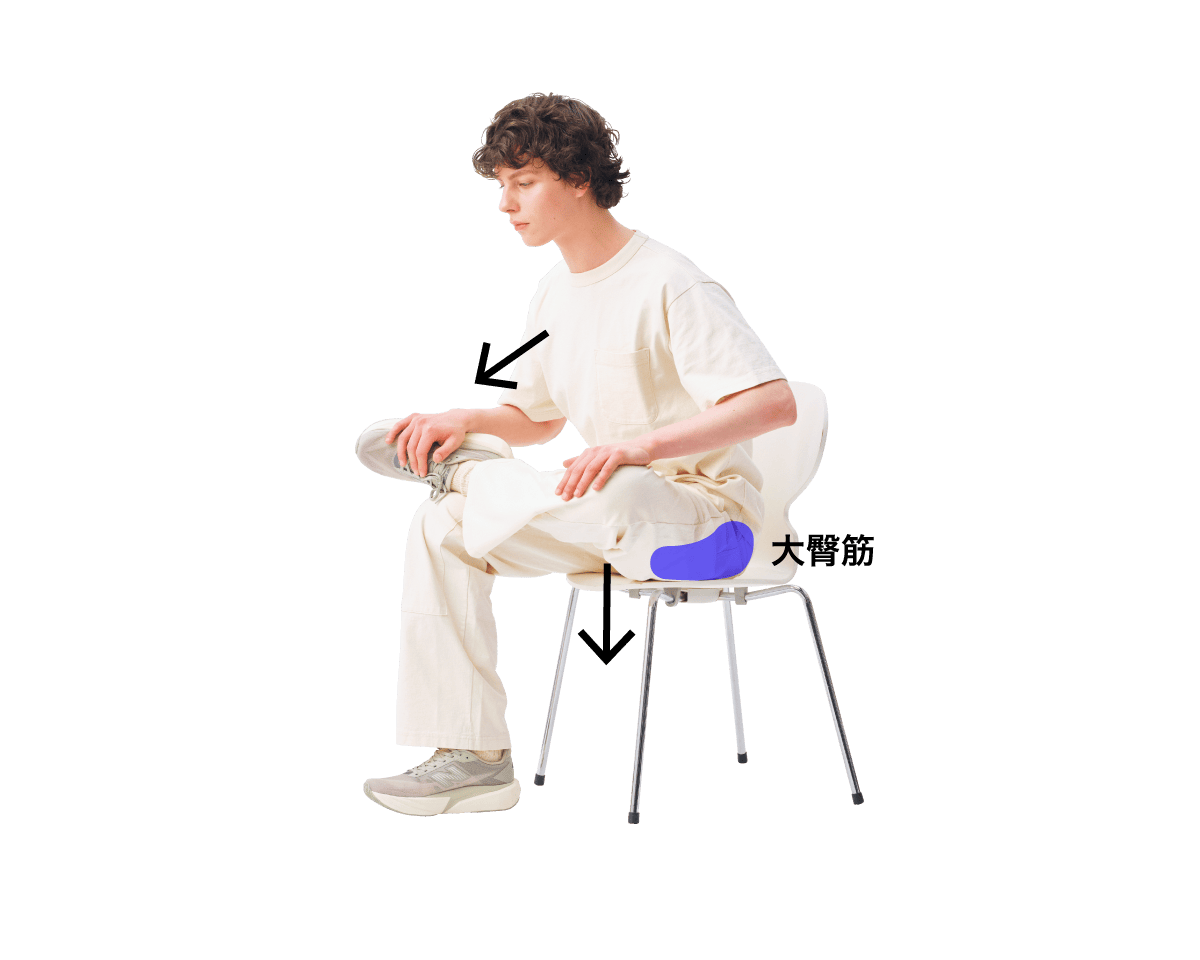 椅子を使って太ももの側面を伸ばしている様子