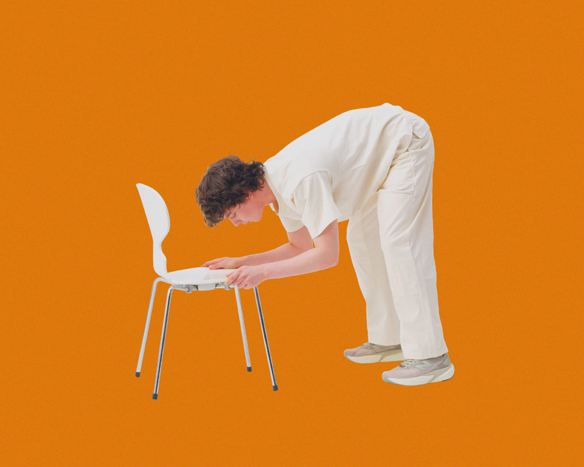 椅子を使ってハムストリングを伸ばすストレッチをしている様子