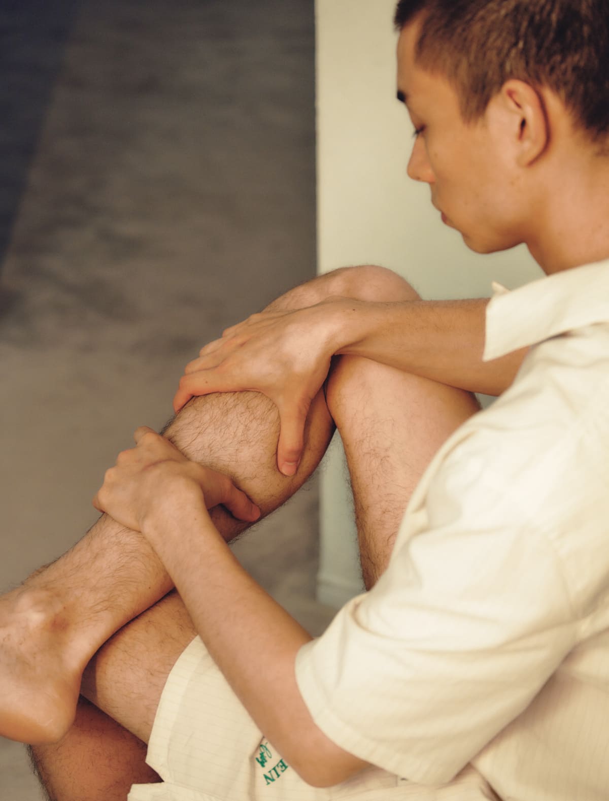 腓腹筋をほぐしている様子