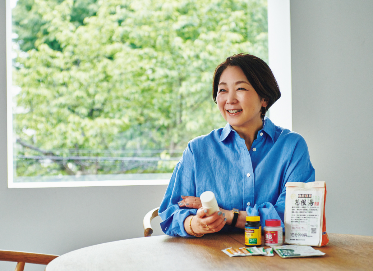 フリーアナウンサー・中井美穂さんの愛用サプリを手にしている様子