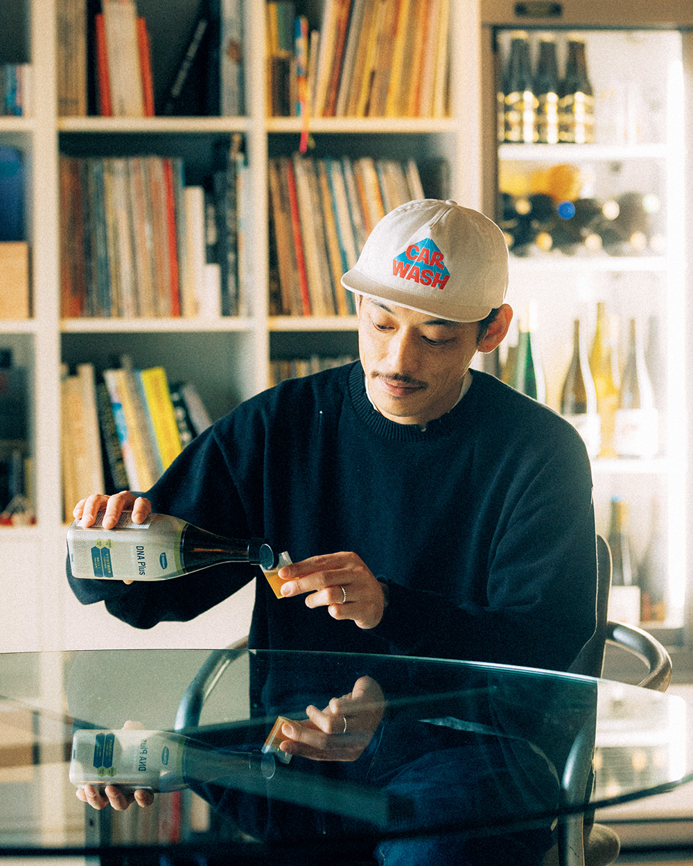〈INN the people〉オーナー・岡本佳隆さんが愛用するドリンクを飲んでいる様子
