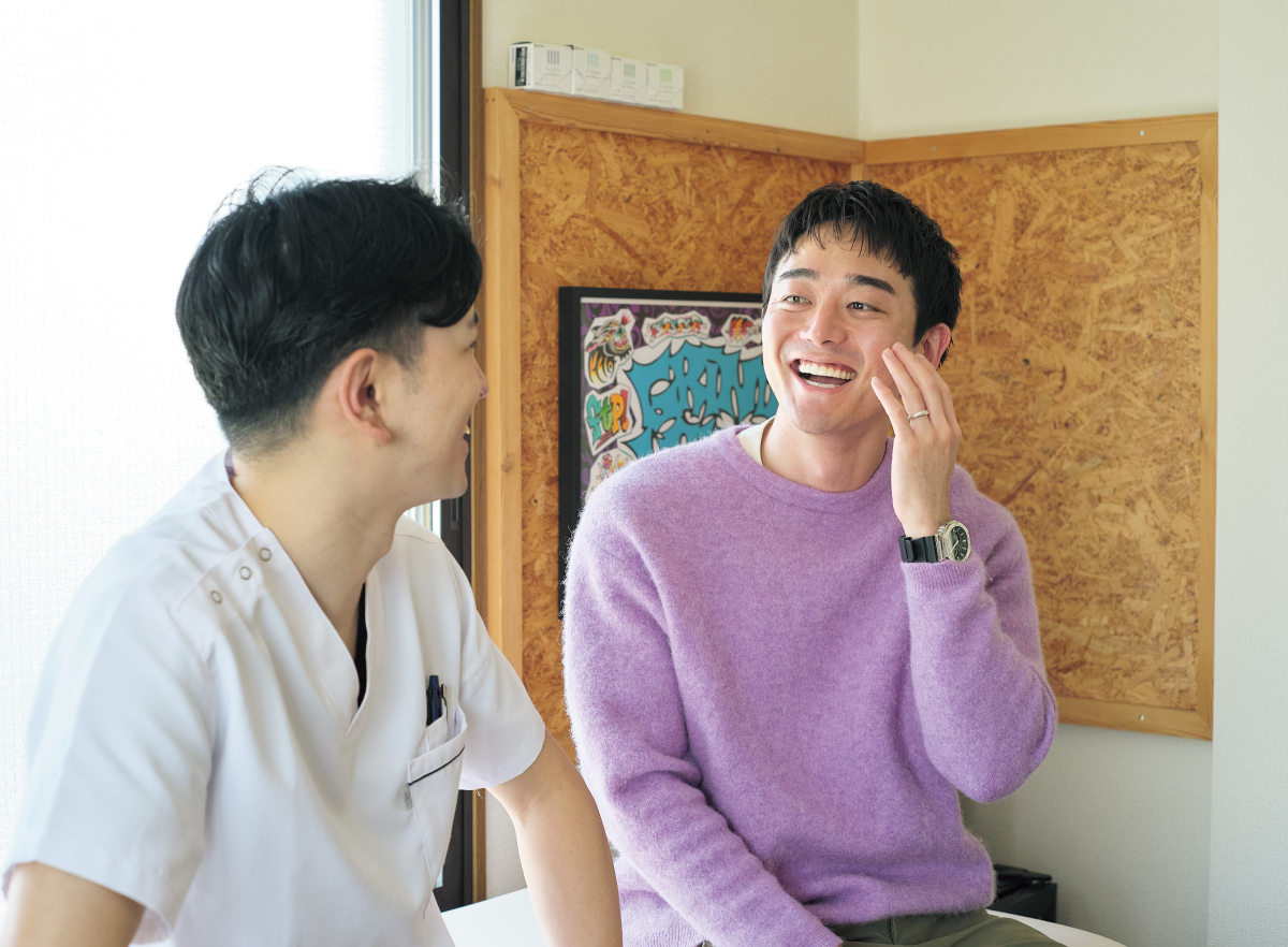 俳優・松波健斗さんが鍼灸師と話している様子