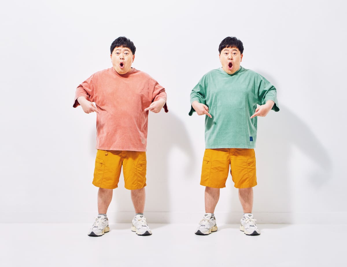ザ・たっちの2人がお腹を指さしている様子