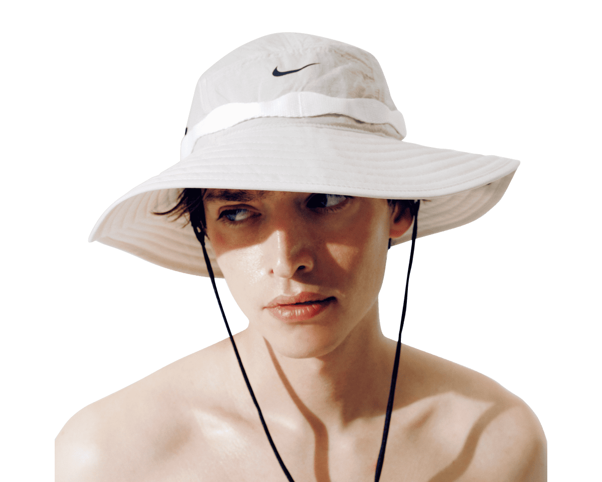 〈NIKE〉のバケットハットを酷暑の相棒に。