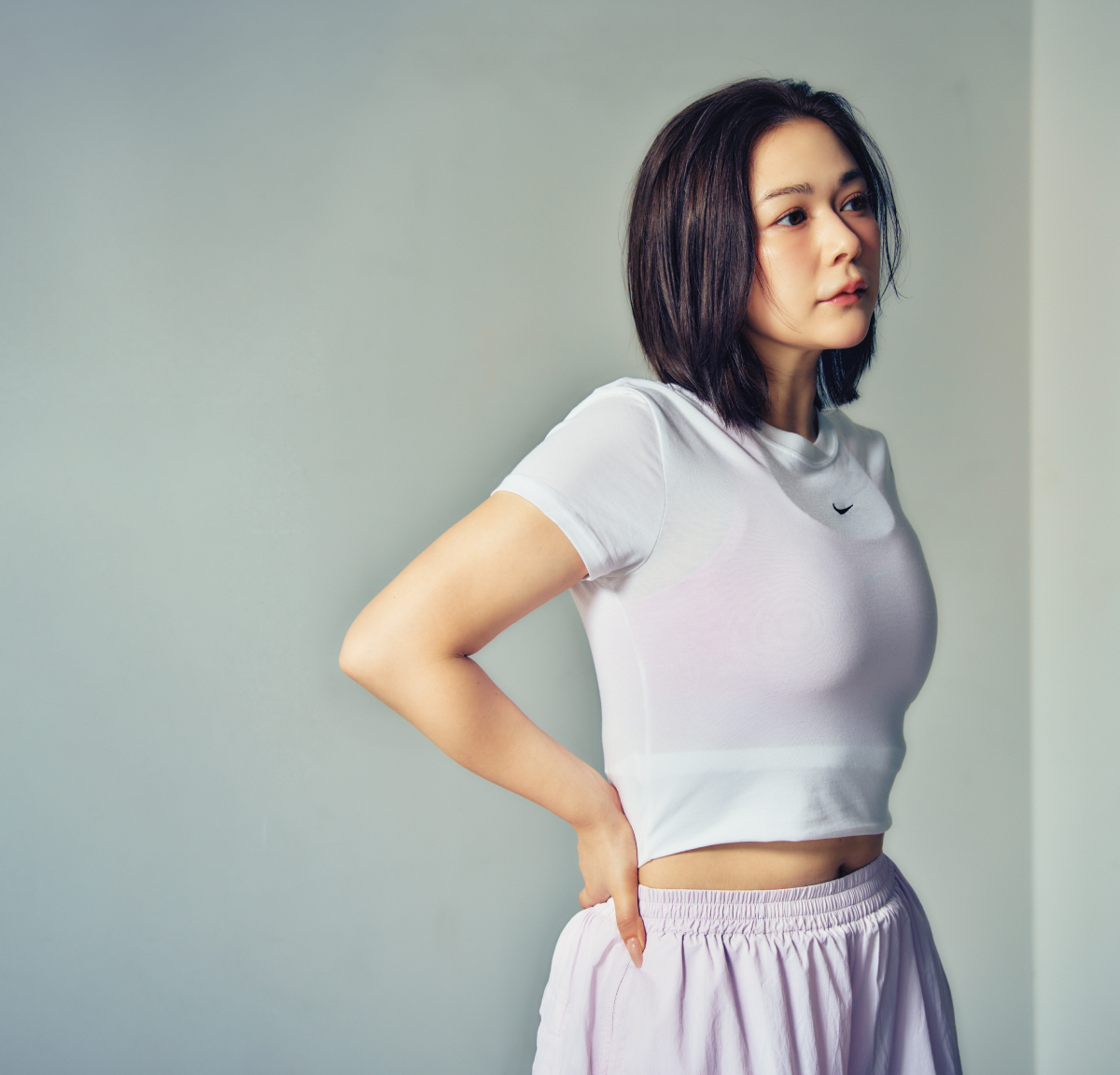 村重杏奈さんが横を向いて立っている様子