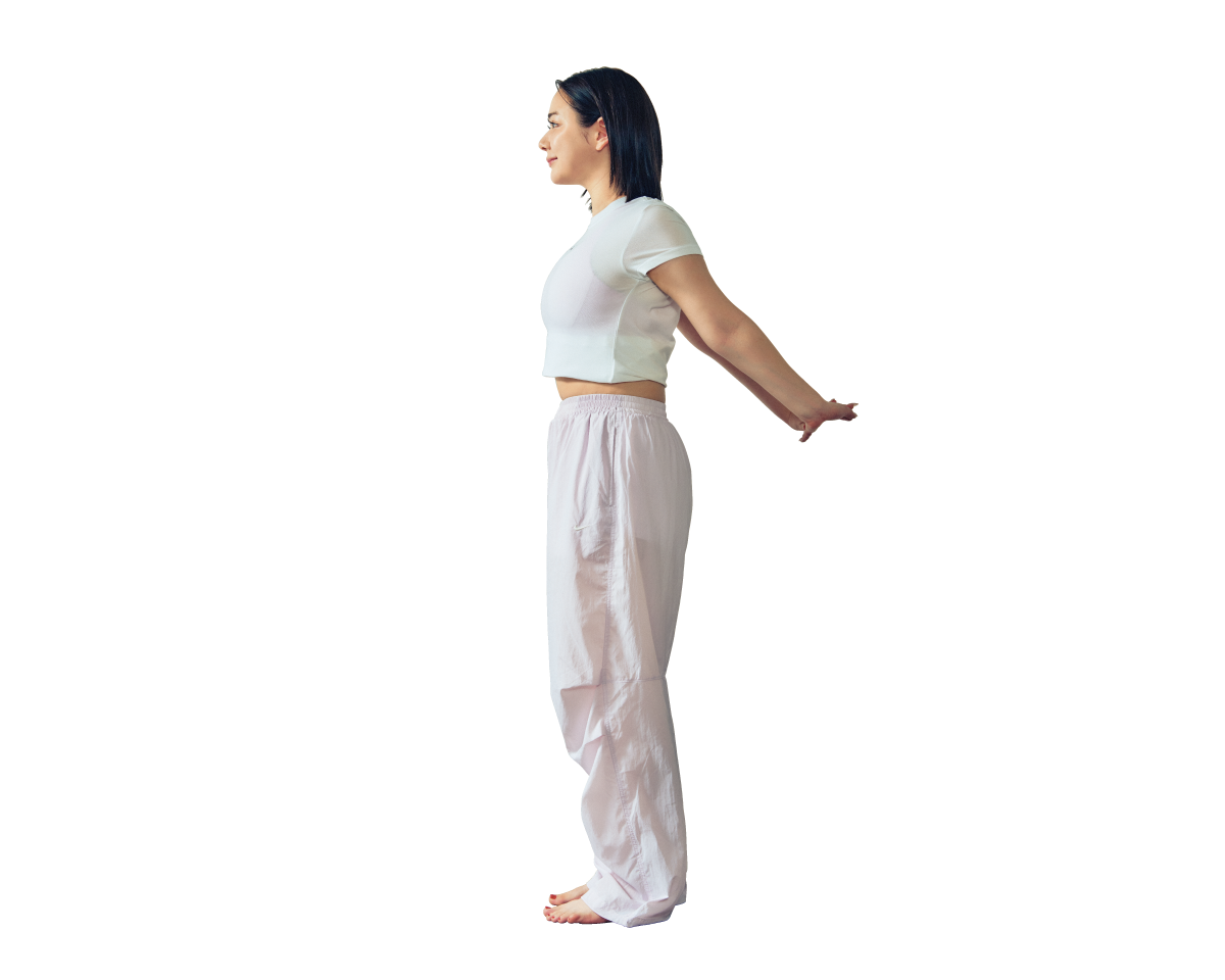 村重杏奈さんが後ろで手を組みチェックしている様子