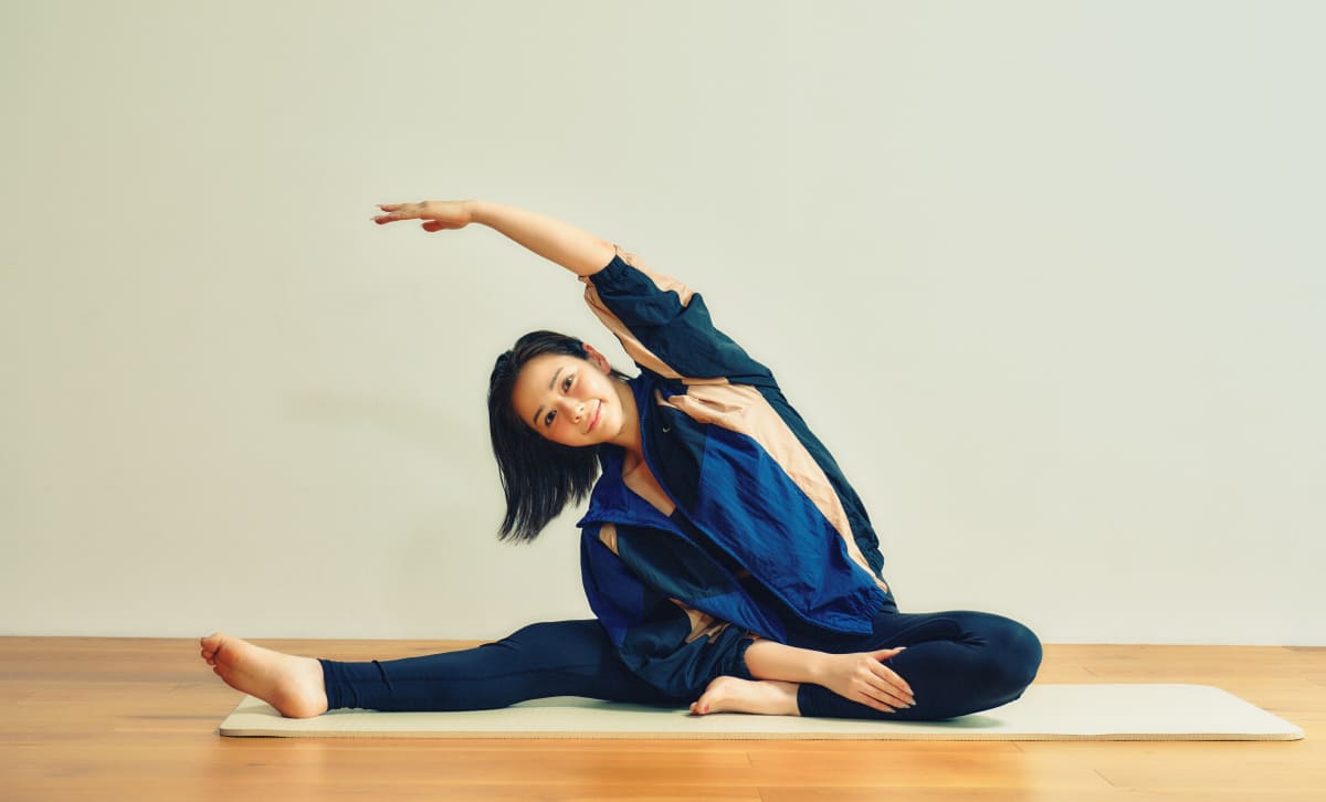 村重杏奈さんがストレッチしている様子