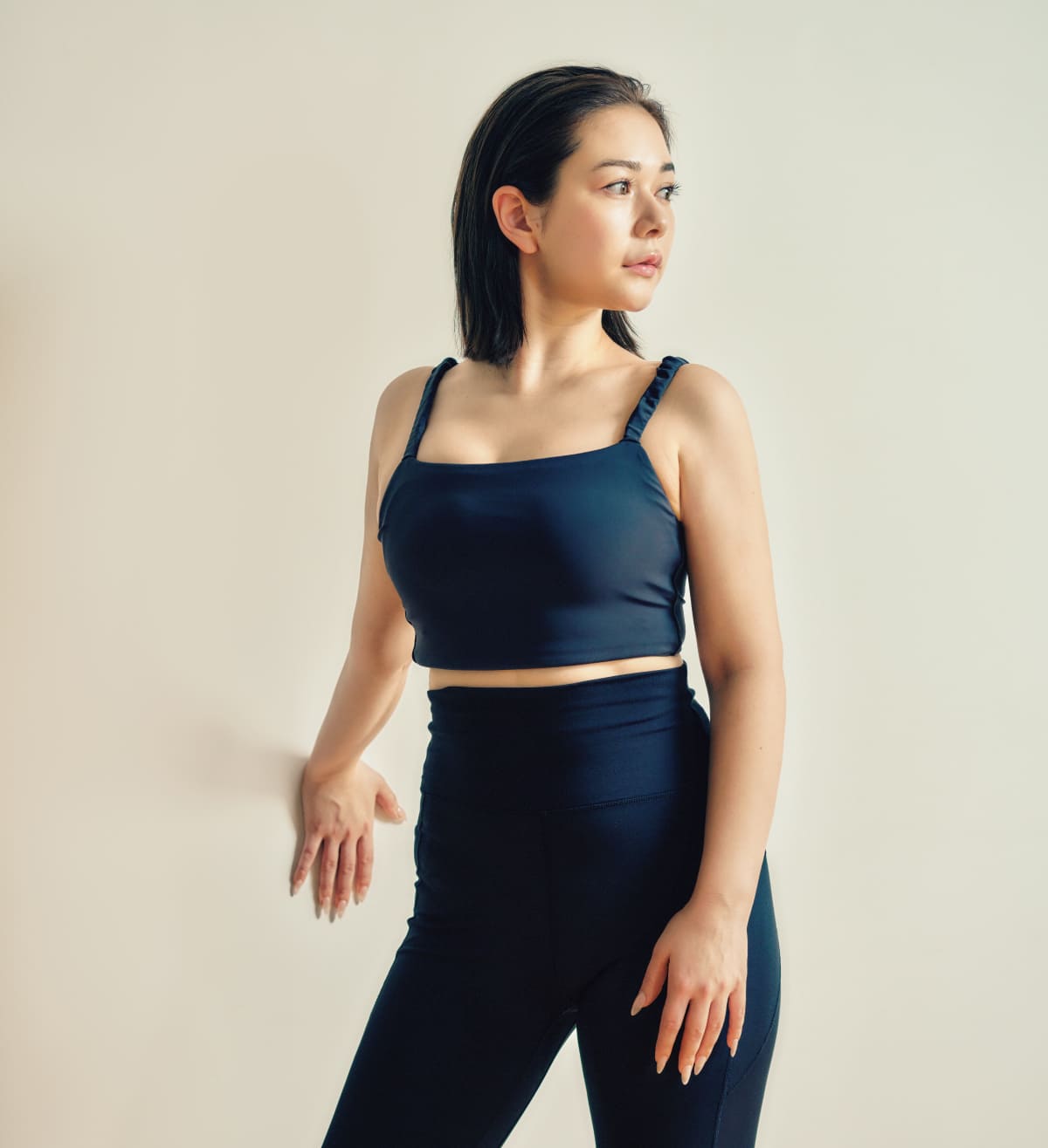 村重杏奈さんが大胸筋のストレッチをしている様子