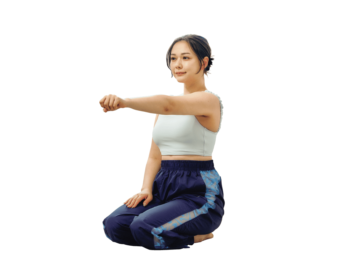 村重杏奈さんが僧帽筋のストレッチをしている様子