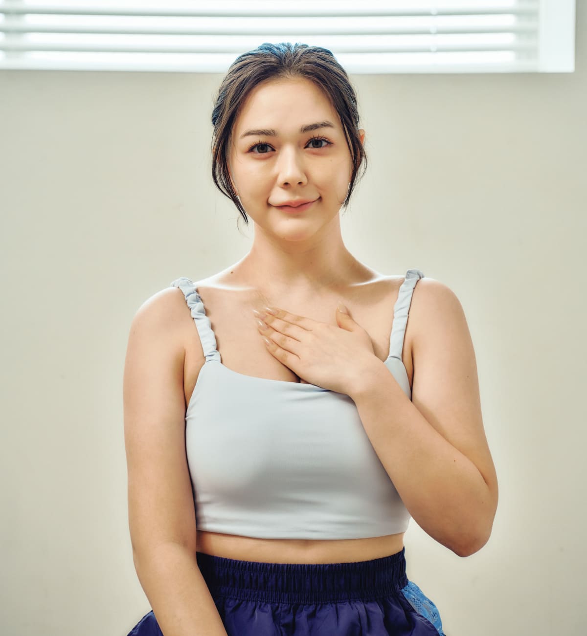 村重杏奈さんが胸鎖乳突筋のストレッチをしている様子