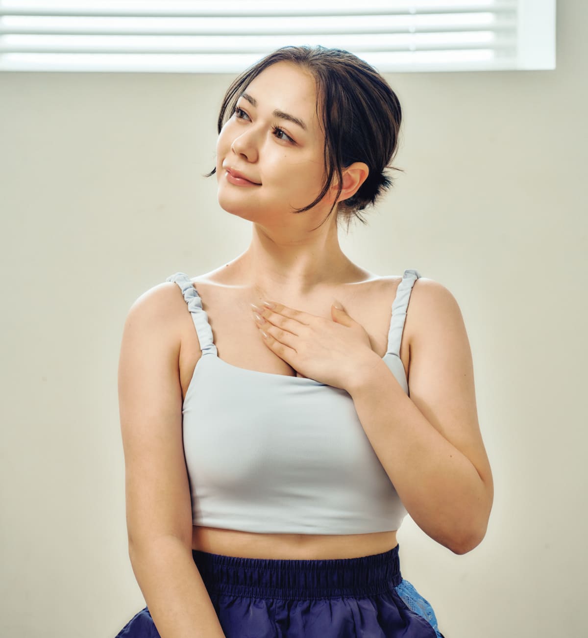 村重杏奈さんが胸鎖乳突筋のストレッチをしている様子