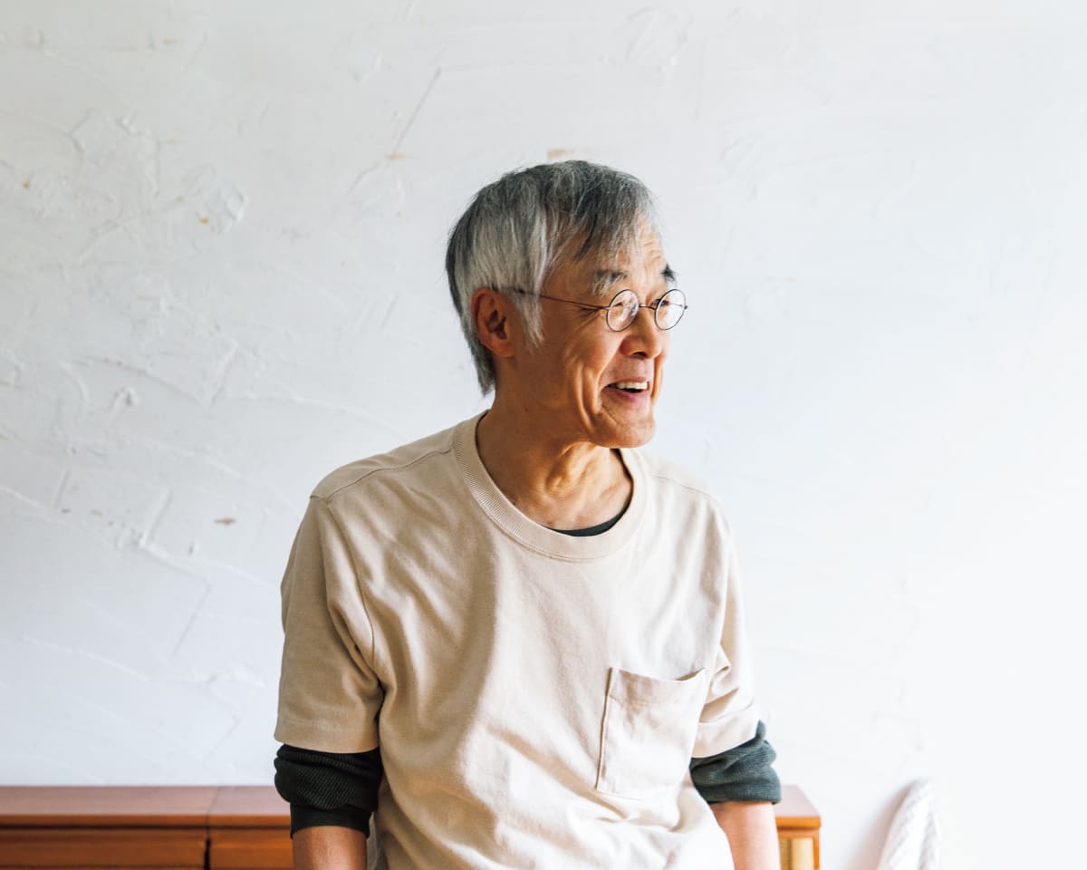 高橋源一郎が外を見て座っている様子