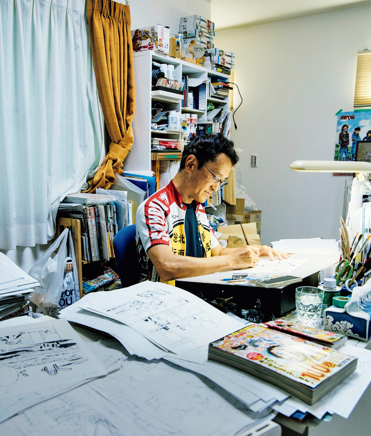 渡辺航さんが書斎で漫画を描いている様子