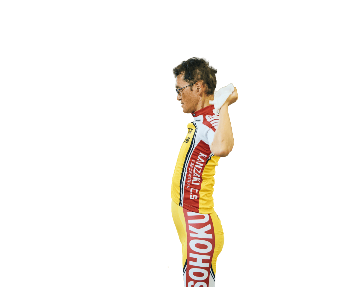 渡辺航がタオルストレッチしている様子