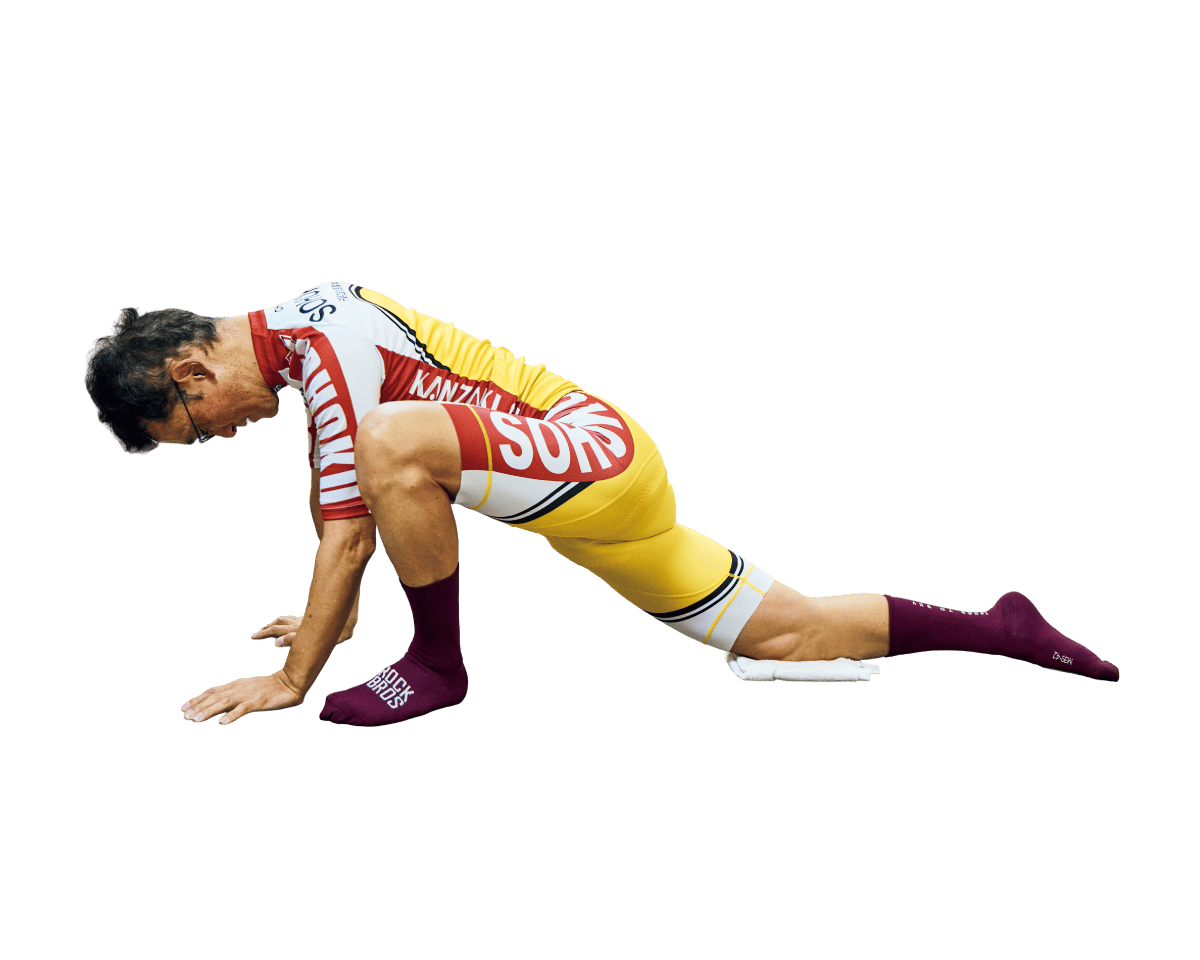 渡辺航がストレッチしている様子