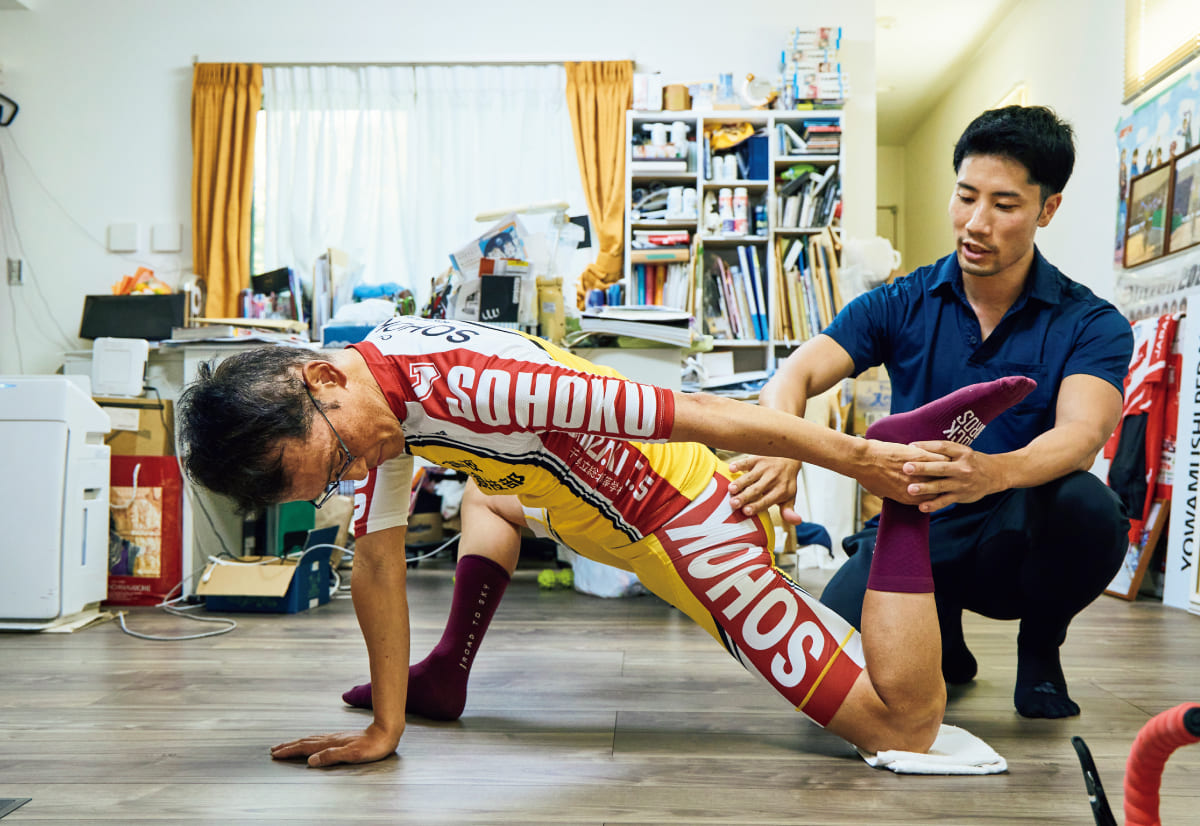 渡辺航が神戸さんにストレッチのレベルアップ術を教えてもらっている様子