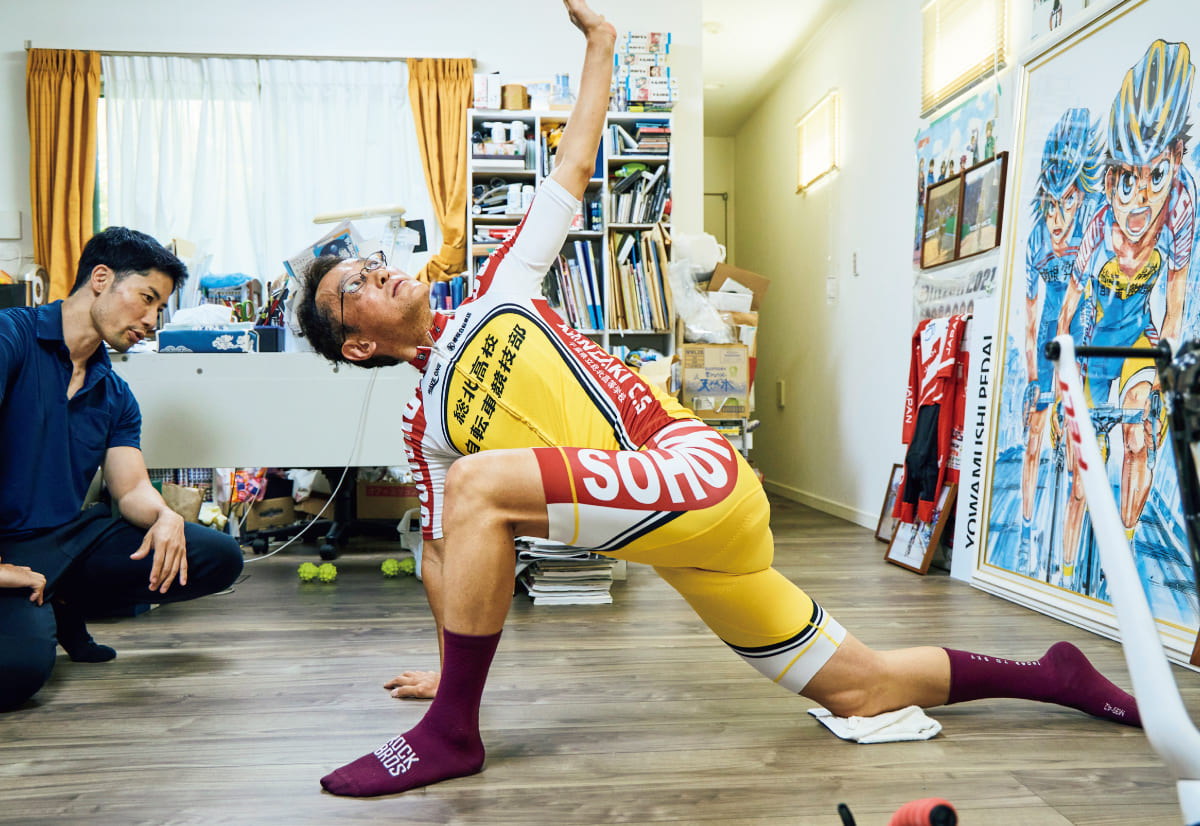渡辺航が神戸さんにストレッチのレベルアップ術を教えてもらっている様子