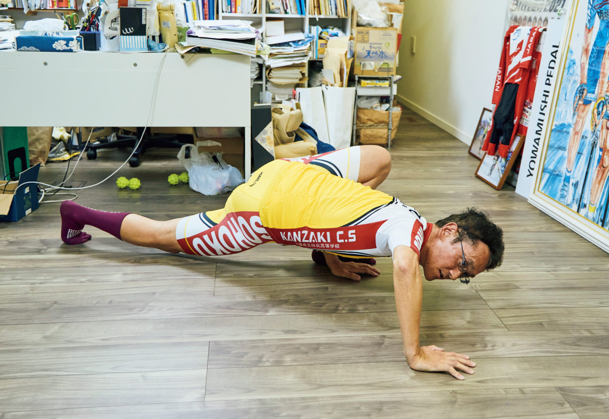 渡辺航が神戸さんにストレッチのレベルアップ術を教えてもらっている様子