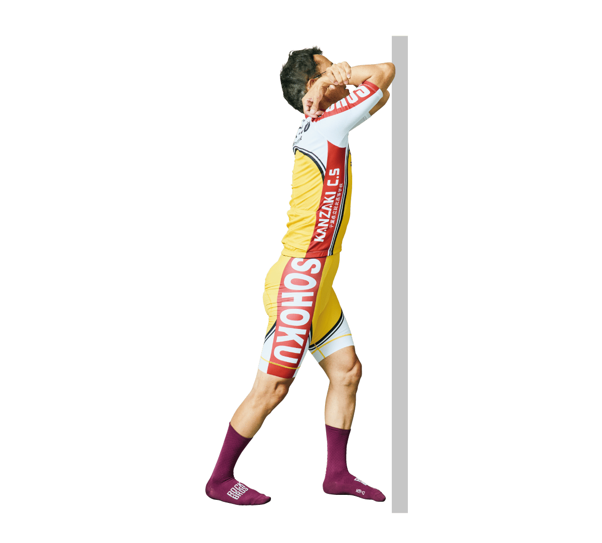 上腕三頭長筋ストレッチをしている渡辺航さん