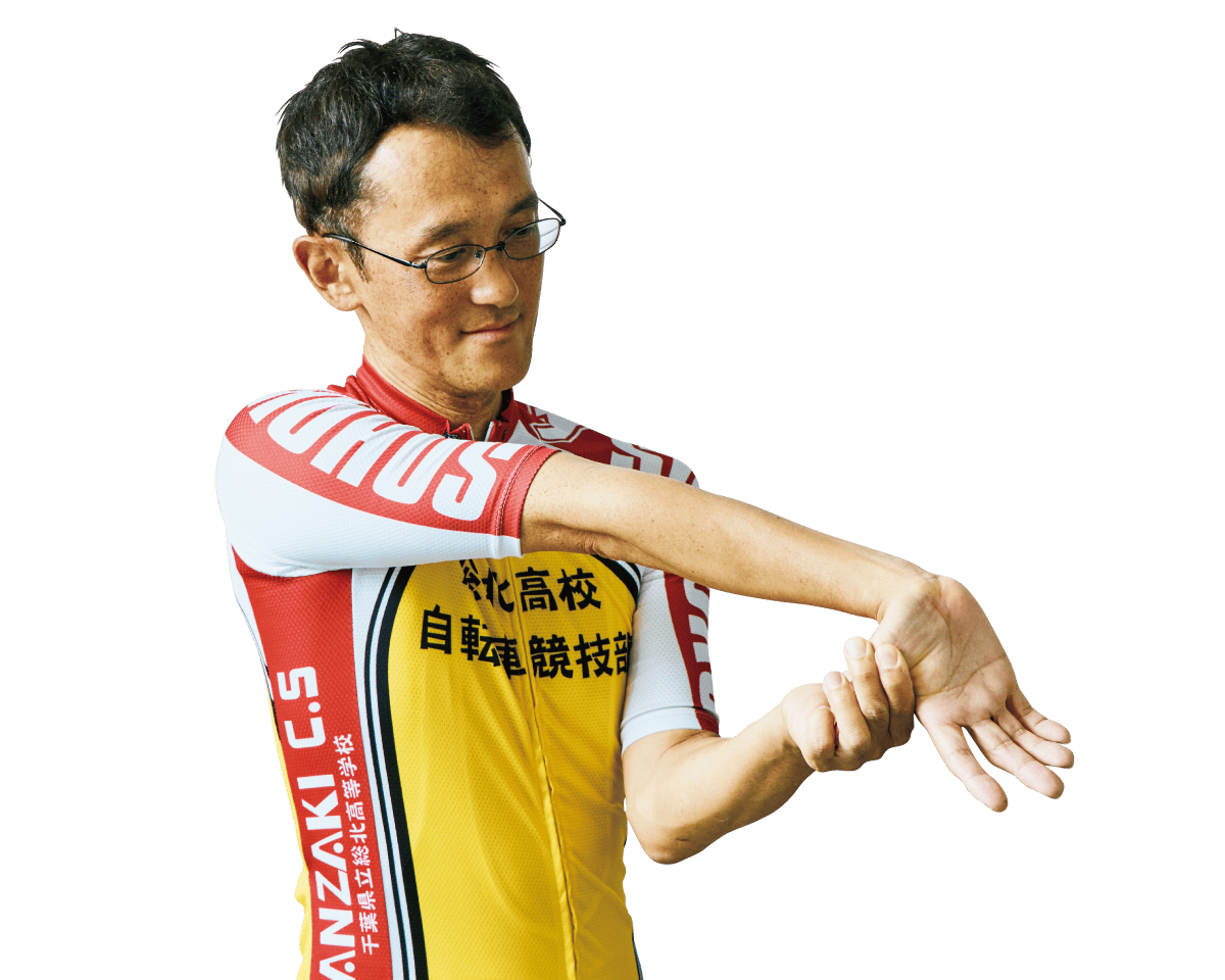 母指内転筋のストレッチをしている渡辺航さん
