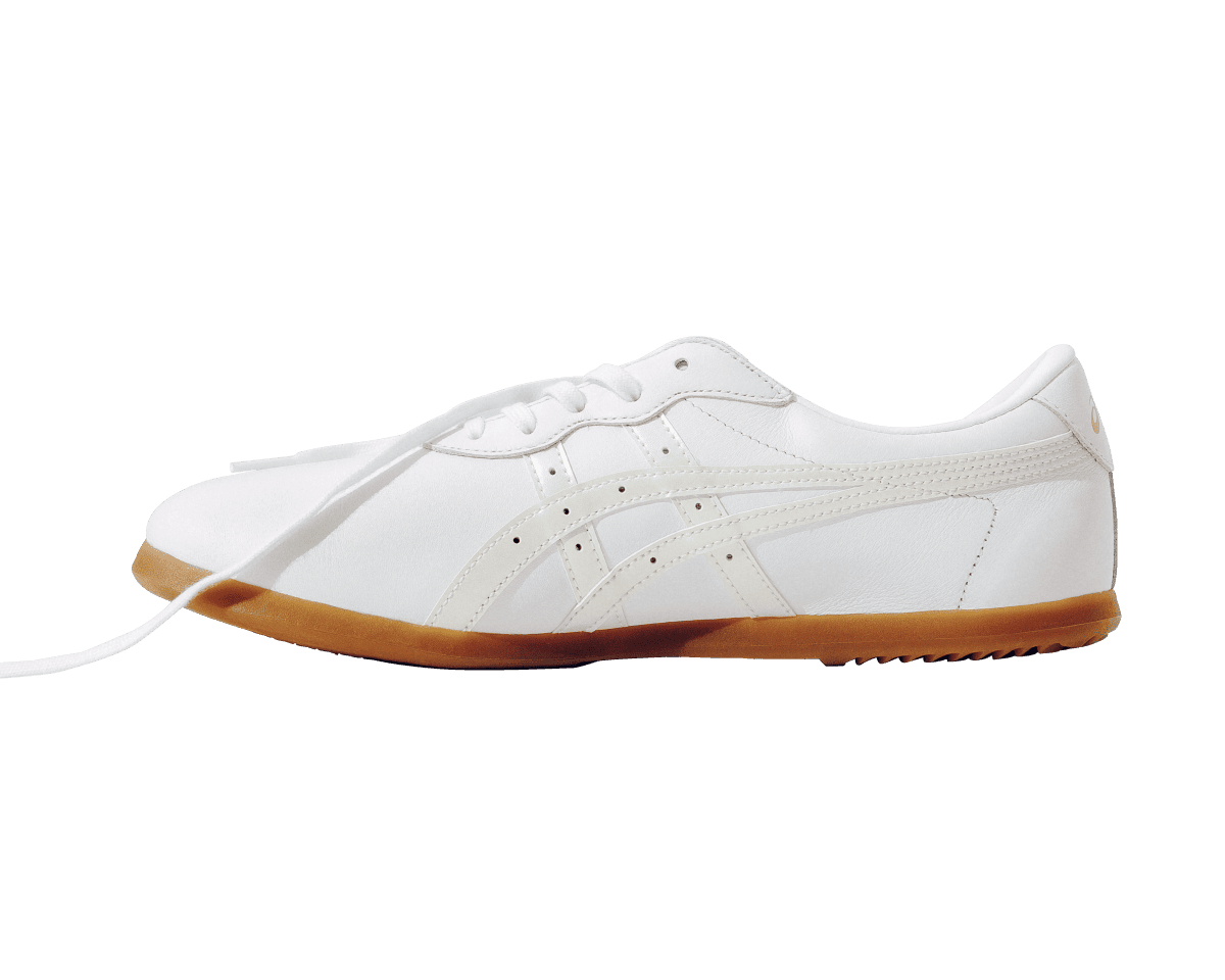 太極拳からジムまで使える〈ASICS〉のシューズ。