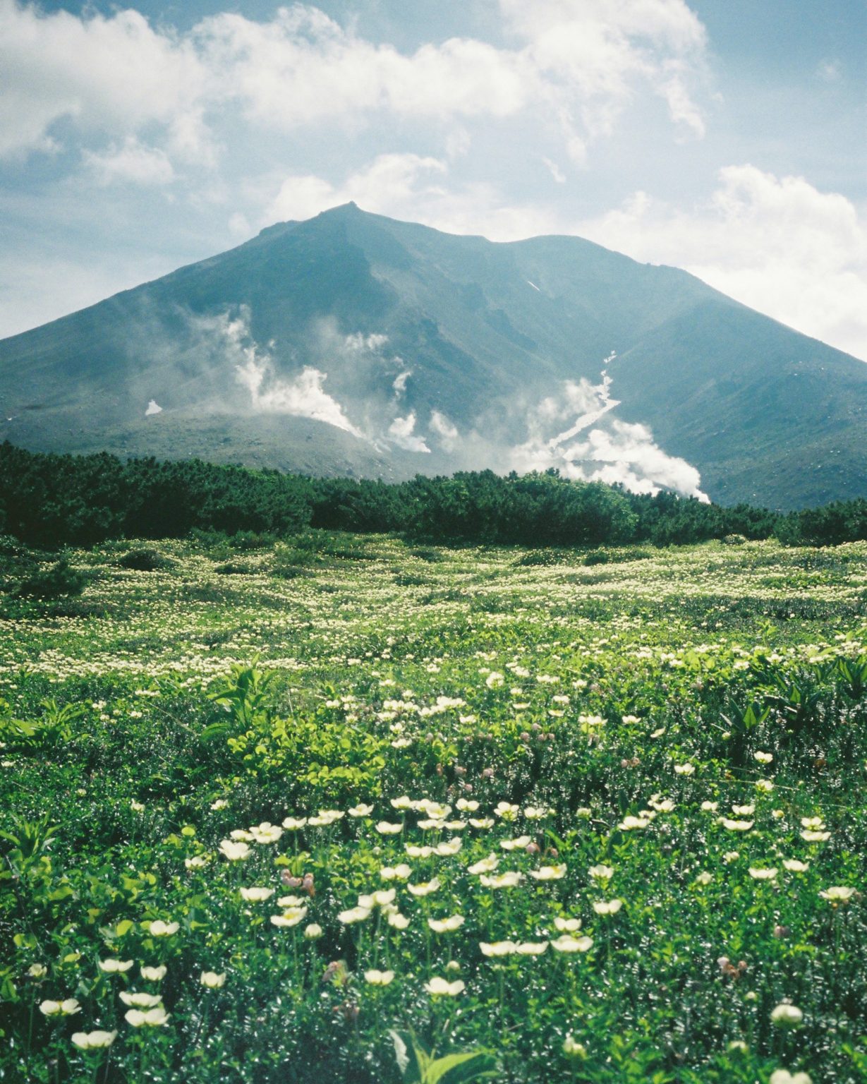 火山と温泉をめぐる、日帰り冒険登山。福島県・安達太良山の歩き方